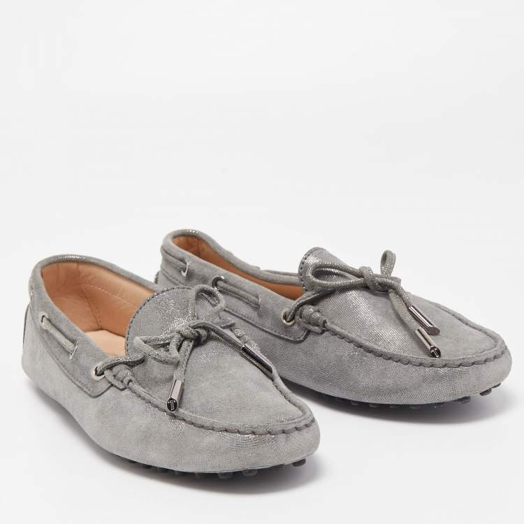 مملوكة مسبقًا Tod's Metallic Grey Laminated Suede Bow Loafers Size 37.5