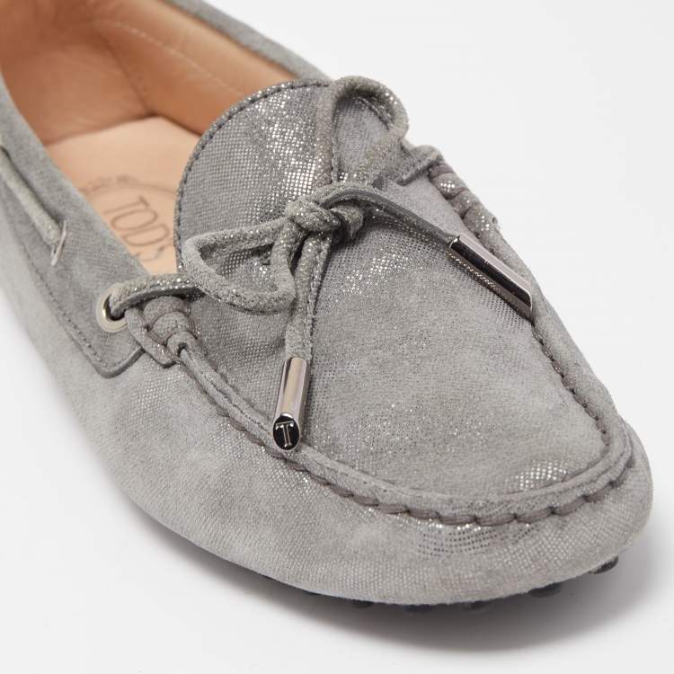 مملوكة مسبقًا Tod's Metallic Grey Laminated Suede Bow Loafers Size 37.5