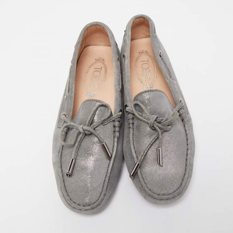 مملوكة مسبقًا Tod's Metallic Grey Laminated Suede Bow Loafers Size 37.5