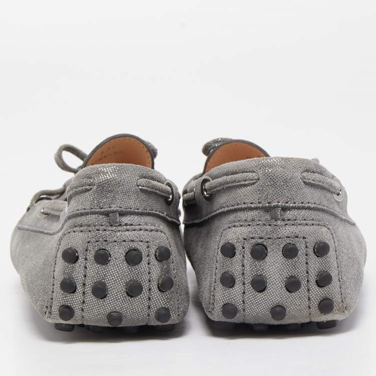 مملوكة مسبقًا Tod's Metallic Grey Laminated Suede Bow Loafers Size 37.5