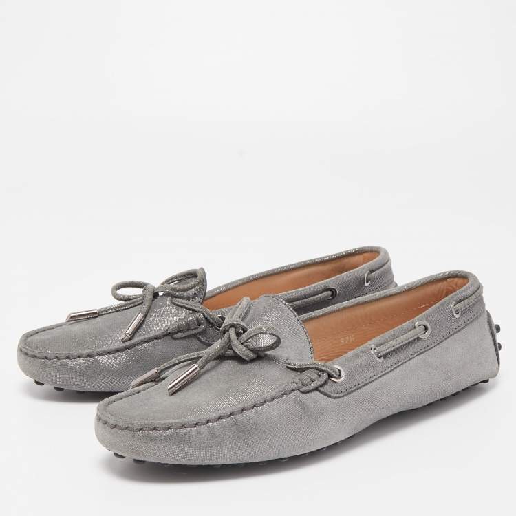 مملوكة مسبقًا Tod's Metallic Grey Laminated Suede Bow Loafers Size 37.5