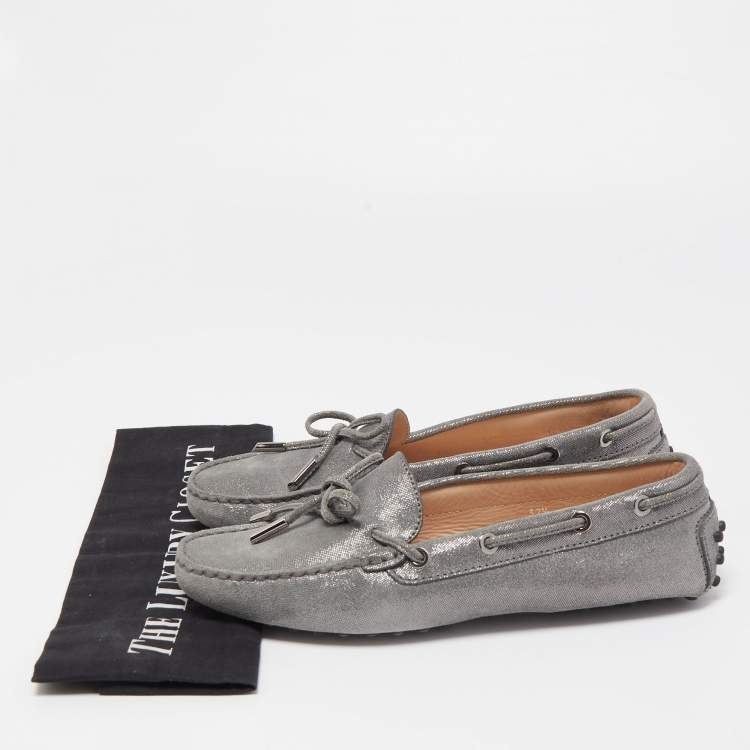 مملوكة مسبقًا Tod's Metallic Grey Laminated Suede Bow Loafers Size 37.5