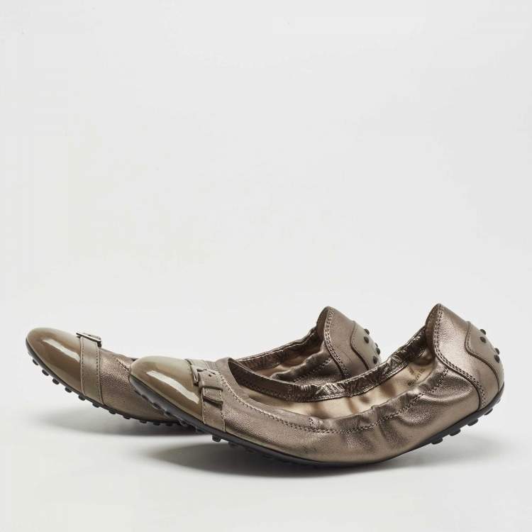 Pre Owned Tod's Two Tone Leather and Patent Cap Toe Scrunch Ballet Flats Size 38