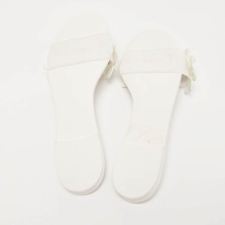 Pre Owned Tod's White Rubber and Patent Leather Floral Lasercut Flat Slides Size 40