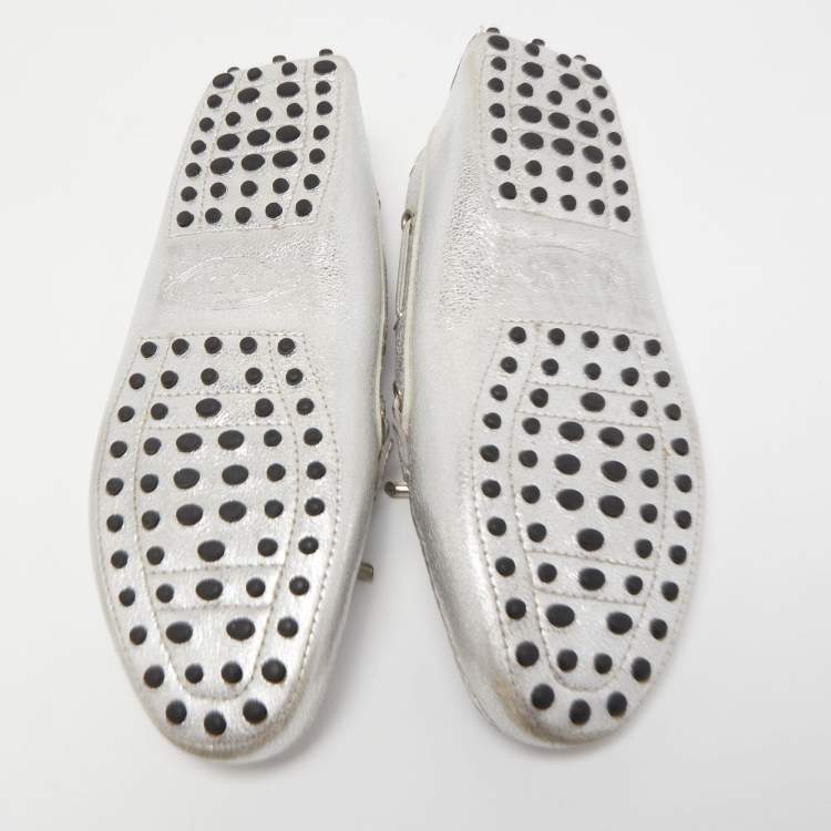 Pre Owned Tod's Silver Leather Logo Charm Bow Slip On Loafers Size 37