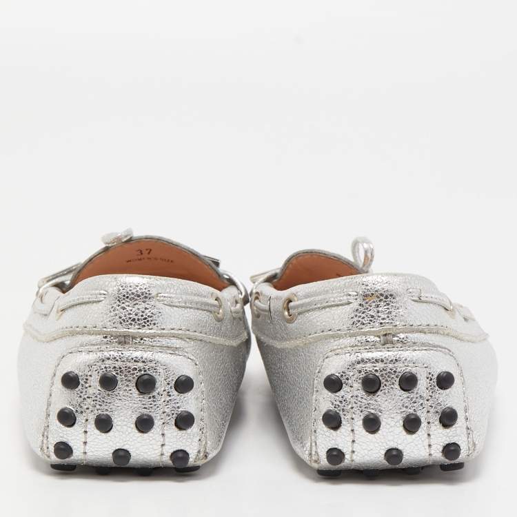 Pre Owned Tod's Silver Leather Logo Charm Bow Slip On Loafers Size 37
