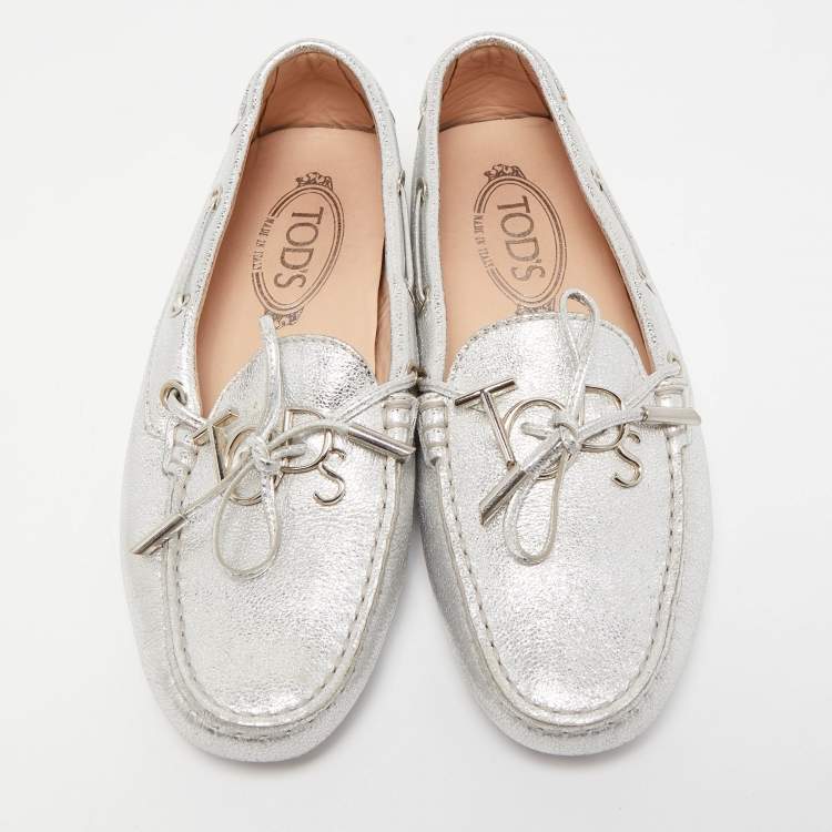 Pre Owned Tod's Silver Leather Logo Charm Bow Slip On Loafers Size 37