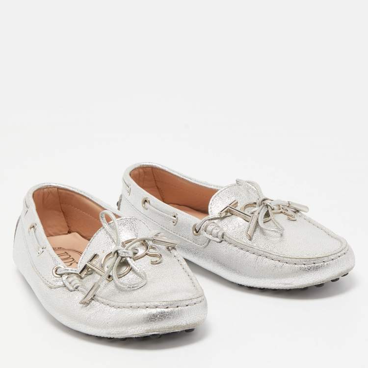 Pre Owned Tod's Silver Leather Logo Charm Bow Slip On Loafers Size 37