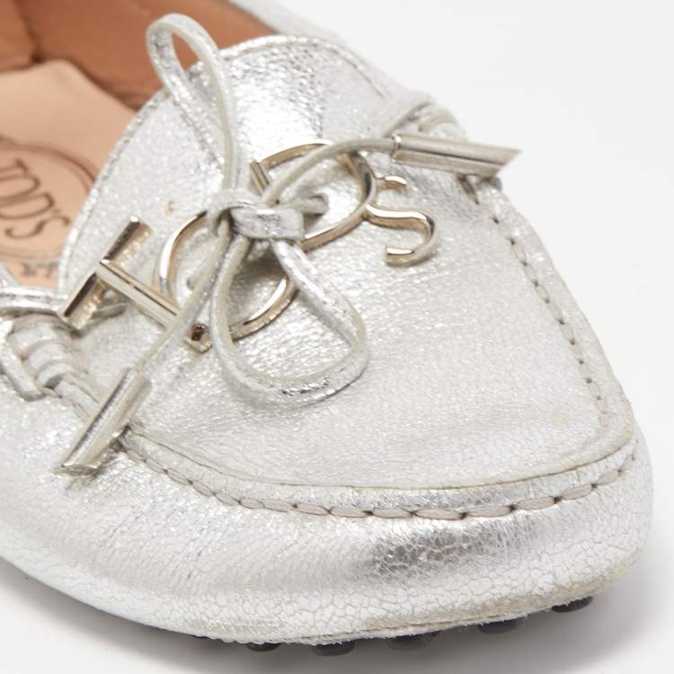 Pre Owned Tod's Silver Leather Logo Charm Bow Slip On Loafers Size 37