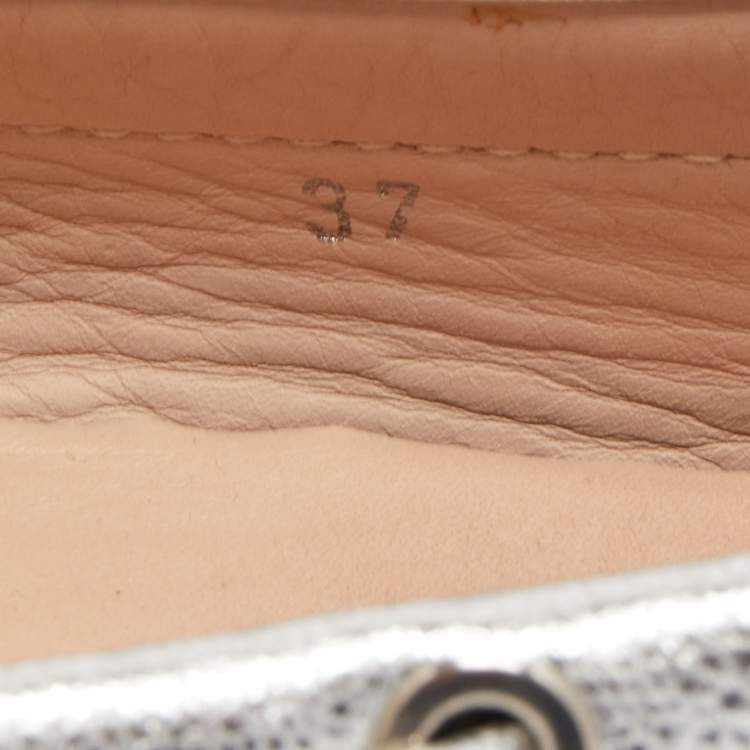 Pre Owned Tod's Silver Leather Logo Charm Bow Slip On Loafers Size 37