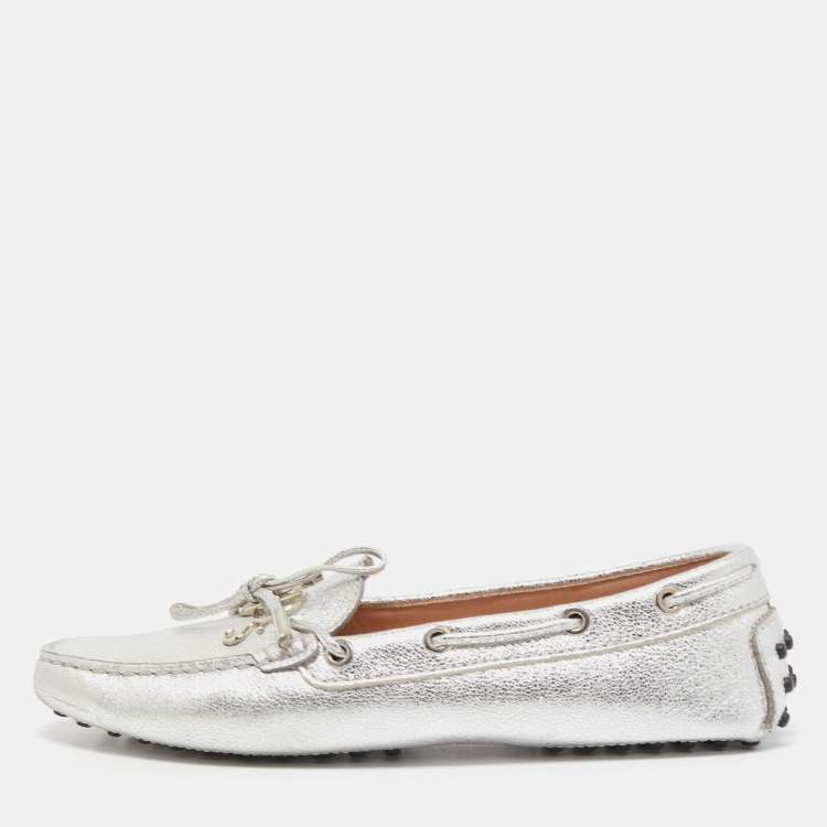 Pre Owned Tod's Silver Leather Logo Charm Bow Slip On Loafers Size 37
