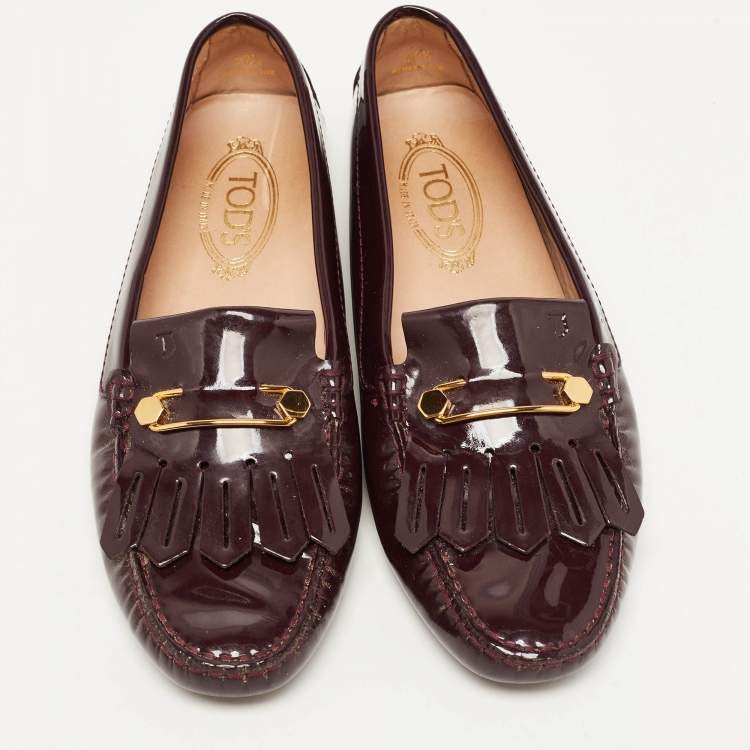 مملوكة مسبقًا Tod's Plum Patent Leather Safety Pin Detail Fringe Loafers Size 40.5