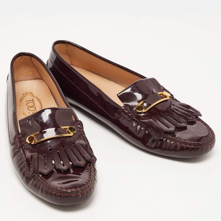 مملوكة مسبقًا Tod's Plum Patent Leather Safety Pin Detail Fringe Loafers Size 40.5
