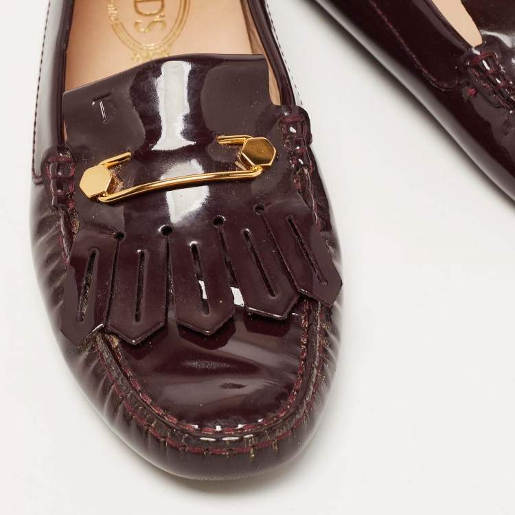 مملوكة مسبقًا Tod's Plum Patent Leather Safety Pin Detail Fringe Loafers Size 40.5