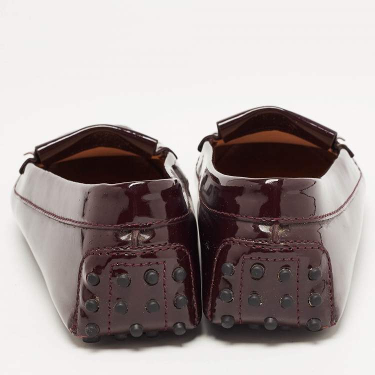 مملوكة مسبقًا Tod's Plum Patent Leather Safety Pin Detail Fringe Loafers Size 40.5