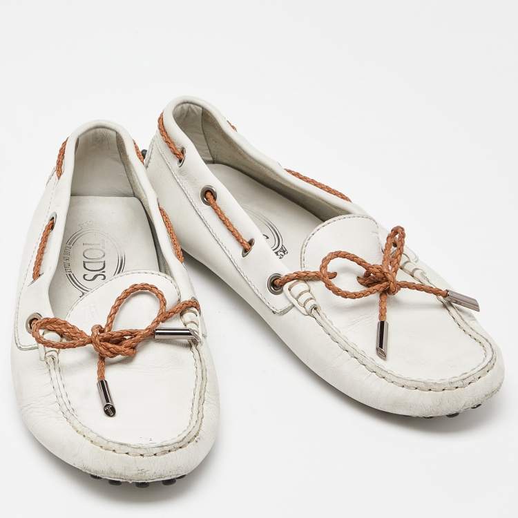 مملوكة مسبقًا Tod's Off White Leather Slip On Loafers Size 36.5