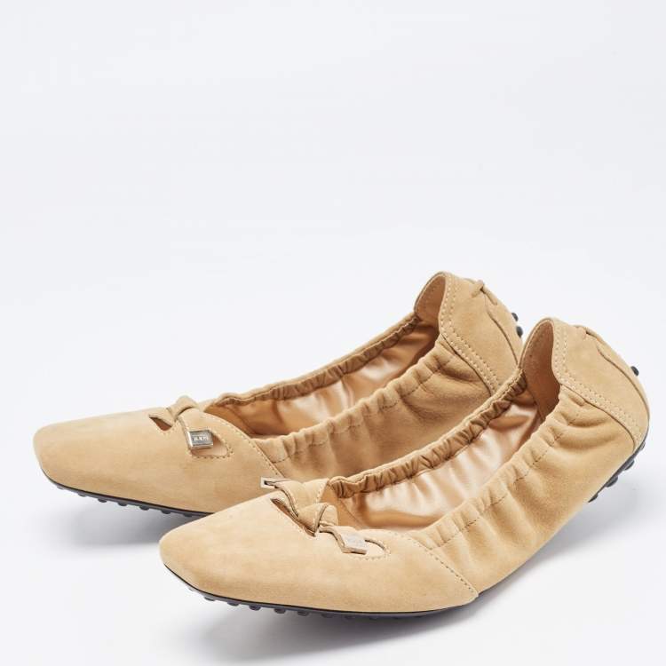 Pre Owned Tod's Beige Suede Bow Scrunch Ballet Flats Size 37