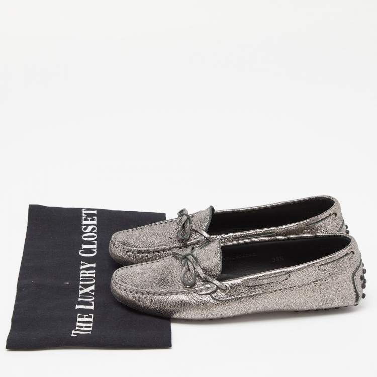 Pre Owned Tod's Metallic Silver Foil Leather Gommino Bow Slip On Loafers Size 36.5