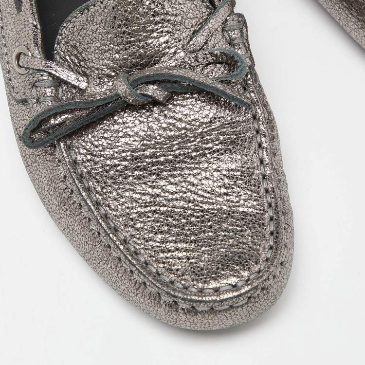 Pre Owned Tod's Metallic Silver Foil Leather Gommino Bow Slip On Loafers Size 36.5