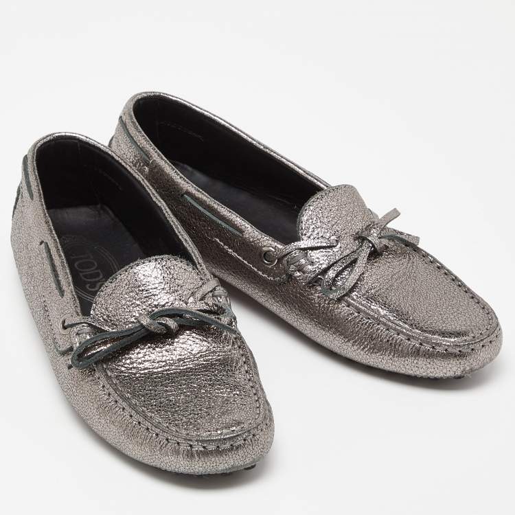 Pre Owned Tod's Metallic Silver Foil Leather Gommino Bow Slip On Loafers Size 36.5