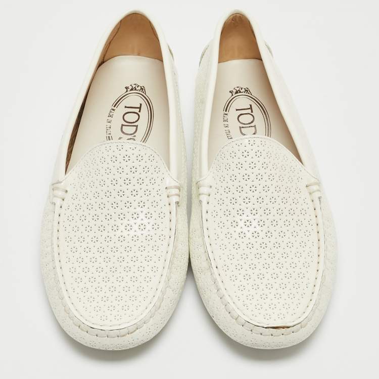 مملوكة مسبقًا Tod's Off White Laser Cut Patent Leather Slip On Loafers Size 37