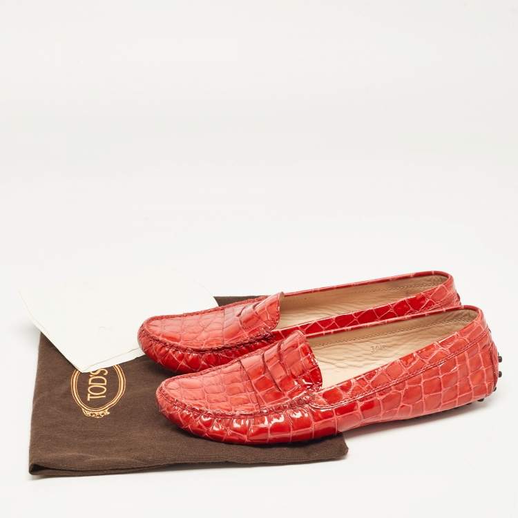 مملوكة مسبقًا Tod's Red Croc Embossed Patent Leather Penny Loafers Size 39.5