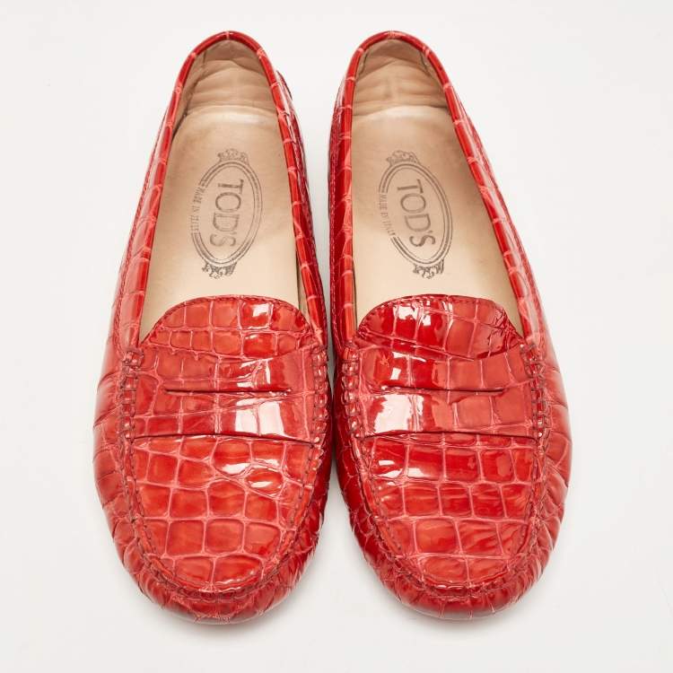 مملوكة مسبقًا Tod's Red Croc Embossed Patent Leather Penny Loafers Size 39.5