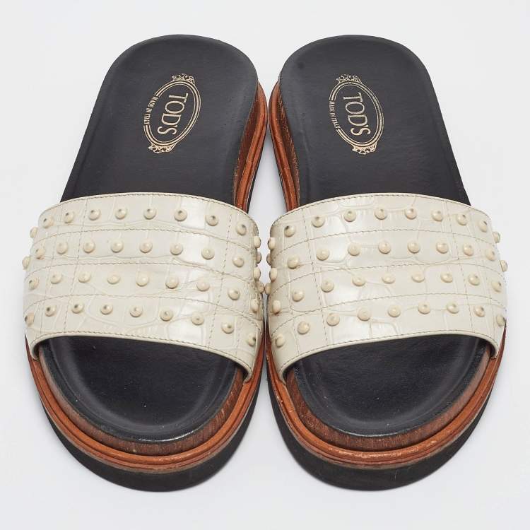 مملوكة مسبقًا Tod's White Croc Embossed Leather Studded Flat Slides Size 37