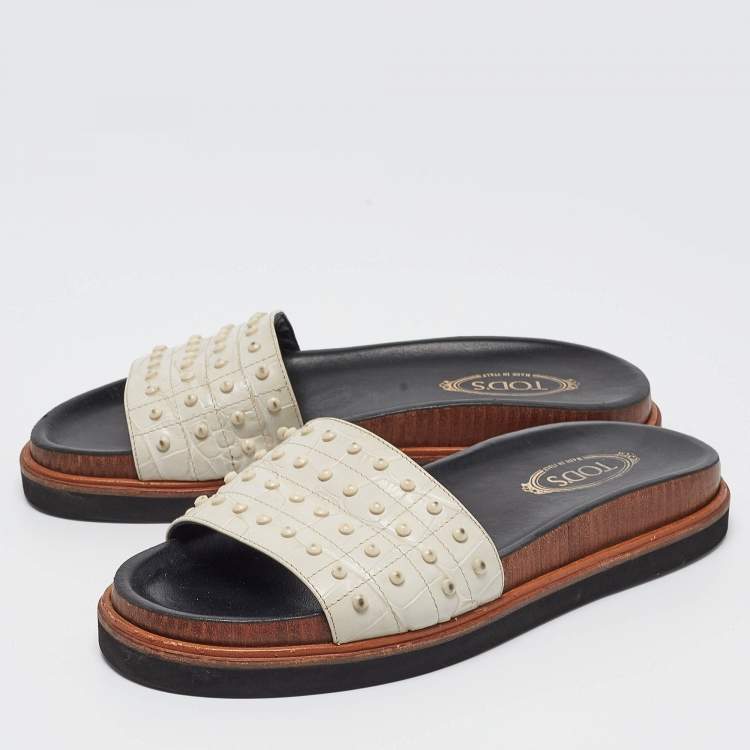 مملوكة مسبقًا Tod's White Croc Embossed Leather Studded Flat Slides Size 37
