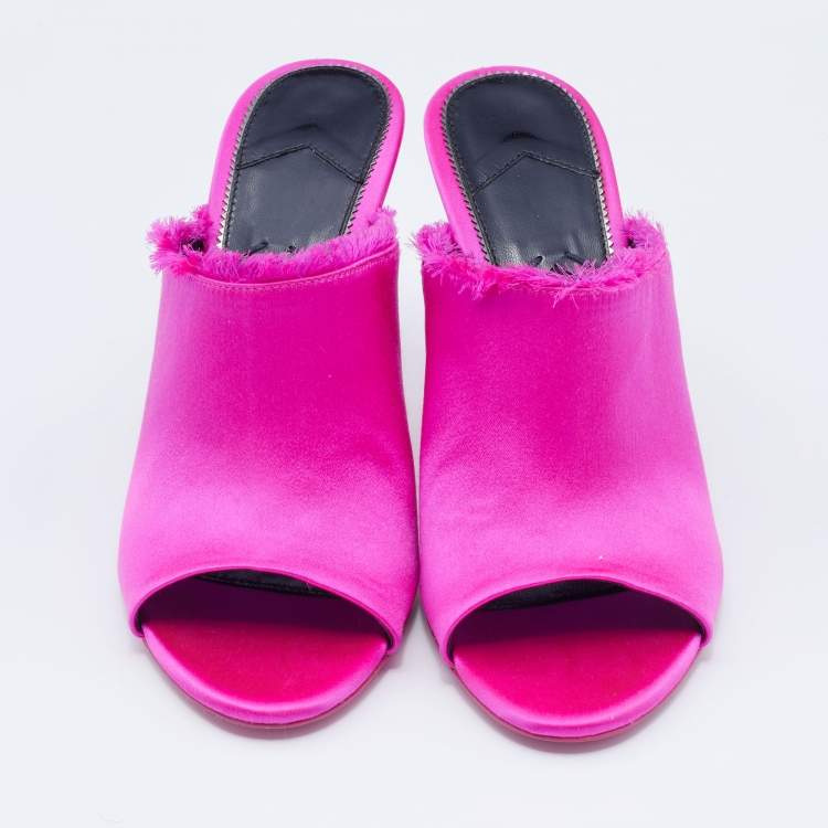 مملوكة مسبقًا Tom Ford Pink Satin Open Toe Sandals Size 36