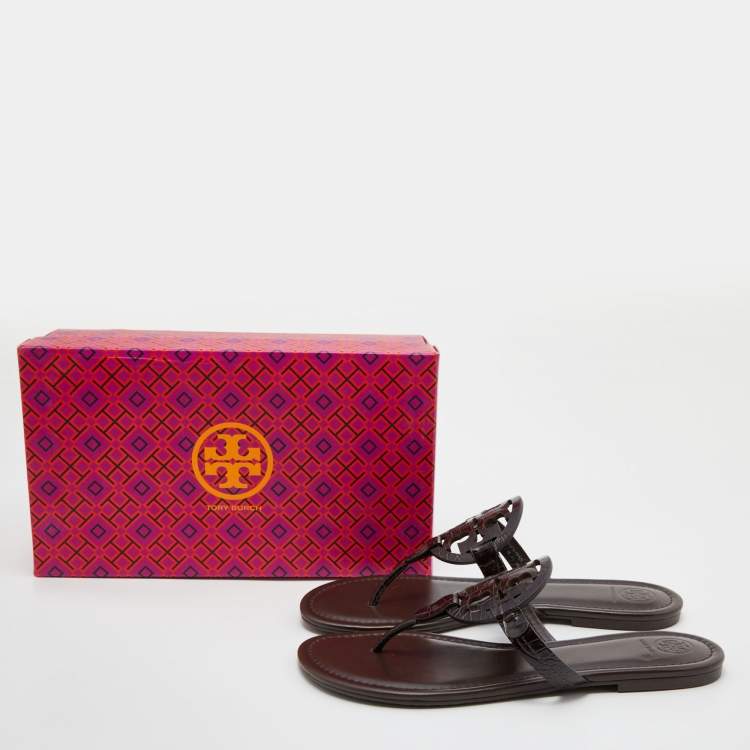 مملوكة مسبقًا Tory Burch Dark Brown Croc Embossed Leather Logo Miller Thong Flats Size 40.5