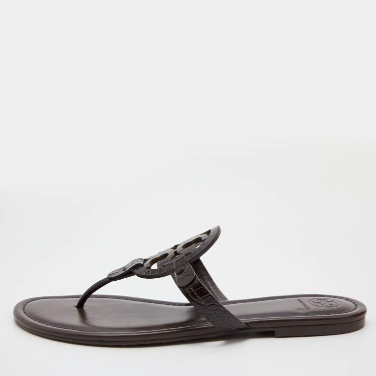 مملوكة مسبقًا Tory Burch Dark Brown Croc Embossed Leather Logo Miller Thong Flats Size 40.5
