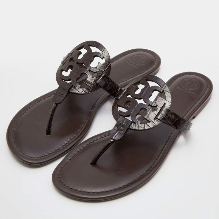 مملوكة مسبقًا Tory Burch Dark Brown Croc Embossed Leather Logo Miller Thong Flats Size 40.5