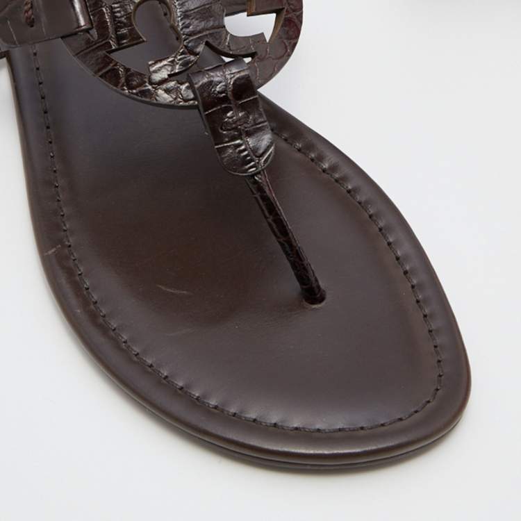 مملوكة مسبقًا Tory Burch Dark Brown Croc Embossed Leather Logo Miller Thong Flats Size 40.5