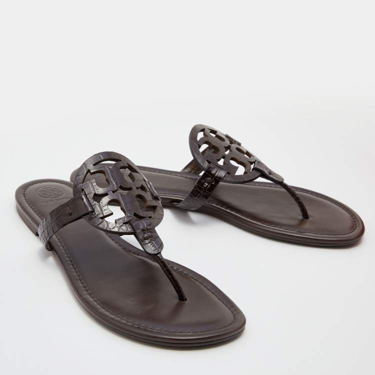 مملوكة مسبقًا Tory Burch Dark Brown Croc Embossed Leather Logo Miller Thong Flats Size 40.5