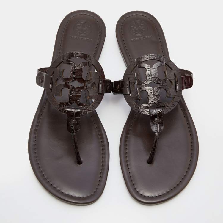 مملوكة مسبقًا Tory Burch Dark Brown Croc Embossed Leather Logo Miller Thong Flats Size 40.5