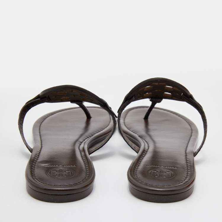 مملوكة مسبقًا Tory Burch Dark Brown Croc Embossed Leather Logo Miller Thong Flats Size 40.5