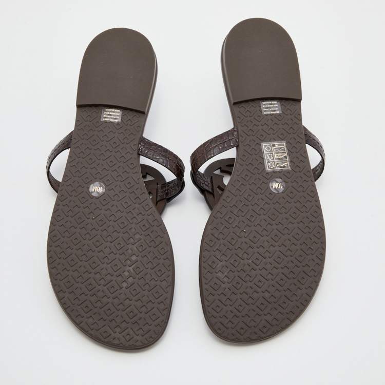 مملوكة مسبقًا Tory Burch Dark Brown Croc Embossed Leather Logo Miller Thong Flats Size 40.5