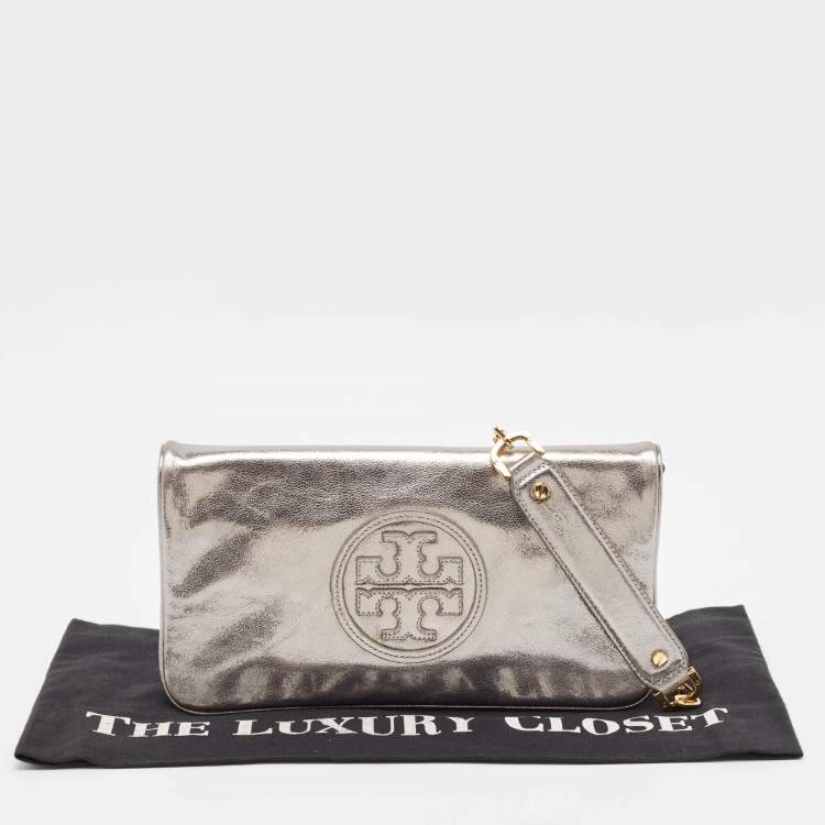 Pre Owned Tory Burch Silver Patent Leather Reva Chain Clutch