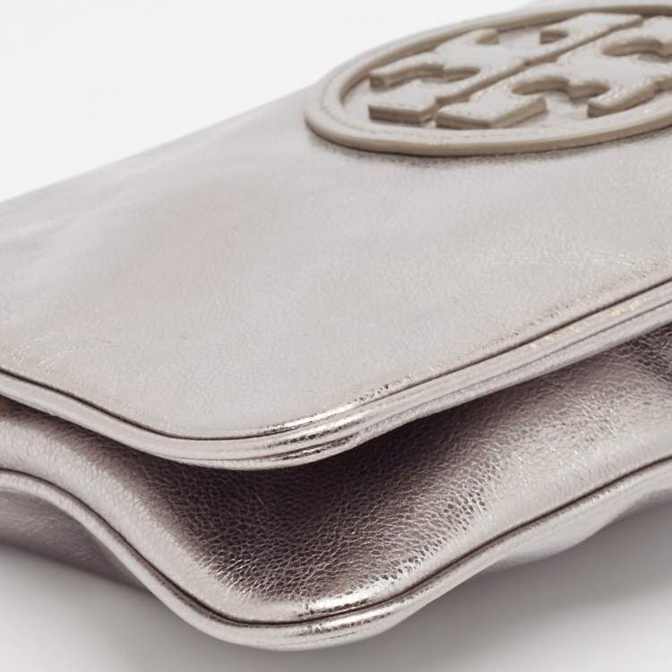Pre Owned Tory Burch Silver Patent Leather Reva Chain Clutch