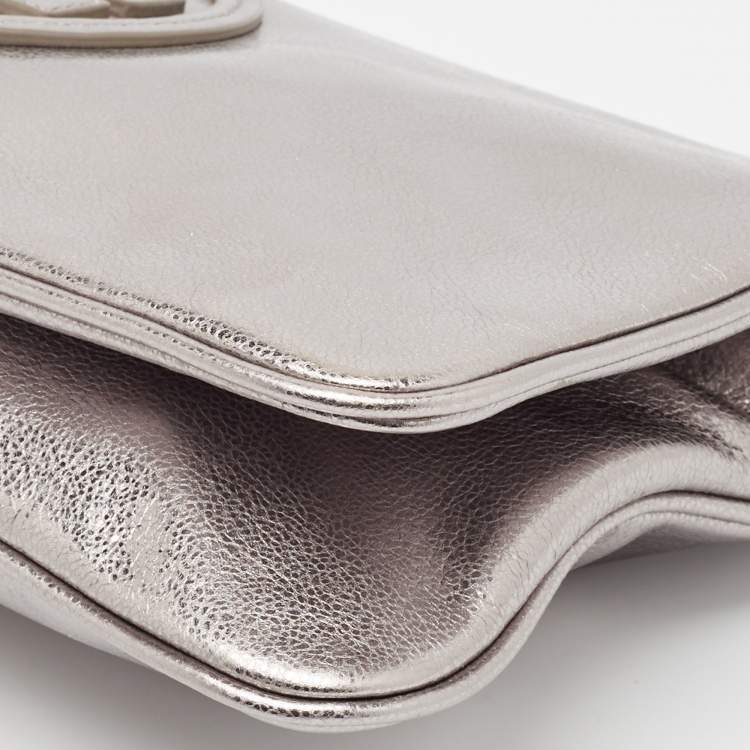 Pre Owned Tory Burch Silver Patent Leather Reva Chain Clutch