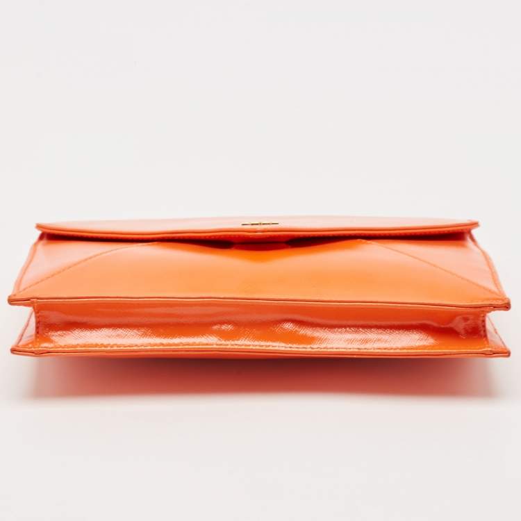 مملوكة مسبقًا Tory Burch Orange Patent Leather Envelope Clutch