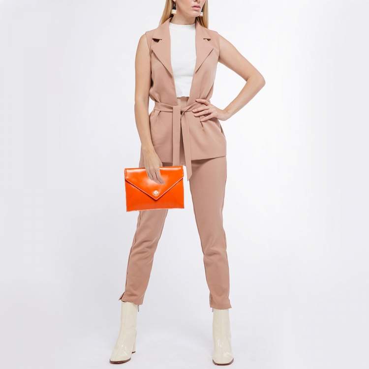 مملوكة مسبقًا Tory Burch Orange Patent Leather Envelope Clutch