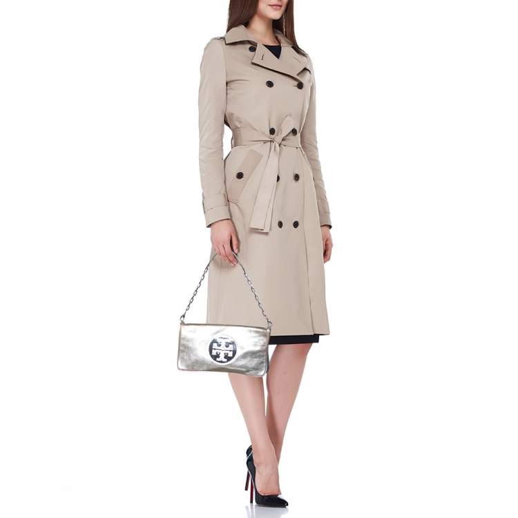 مملوكة مسبقًا Tory Burch Metallic Silver Leather Reva Chain Clutch