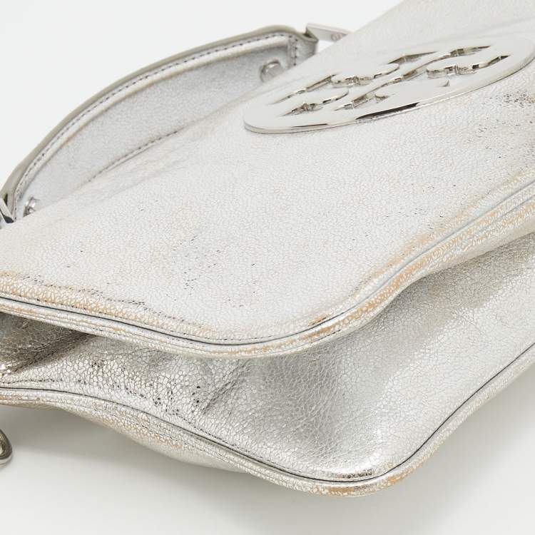 مملوكة مسبقًا Tory Burch Metallic Silver Leather Reva Chain Clutch