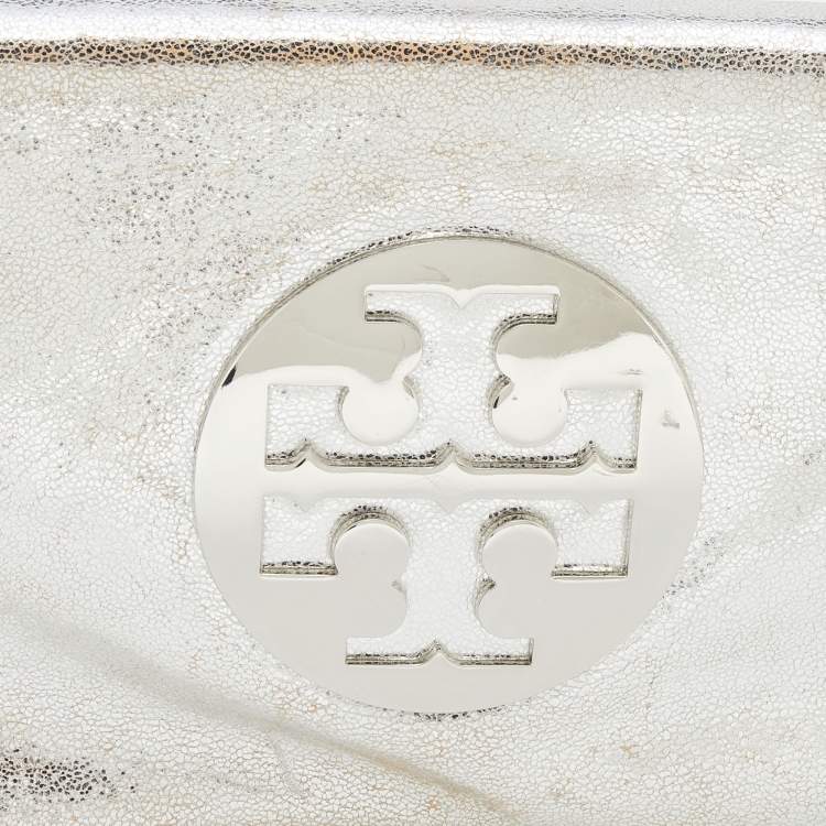 مملوكة مسبقًا Tory Burch Metallic Silver Leather Reva Chain Clutch