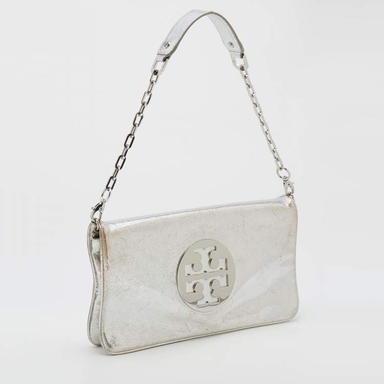 مملوكة مسبقًا Tory Burch Metallic Silver Leather Reva Chain Clutch