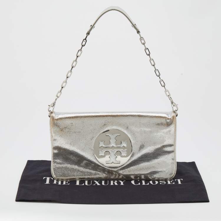 مملوكة مسبقًا Tory Burch Metallic Silver Leather Reva Chain Clutch
