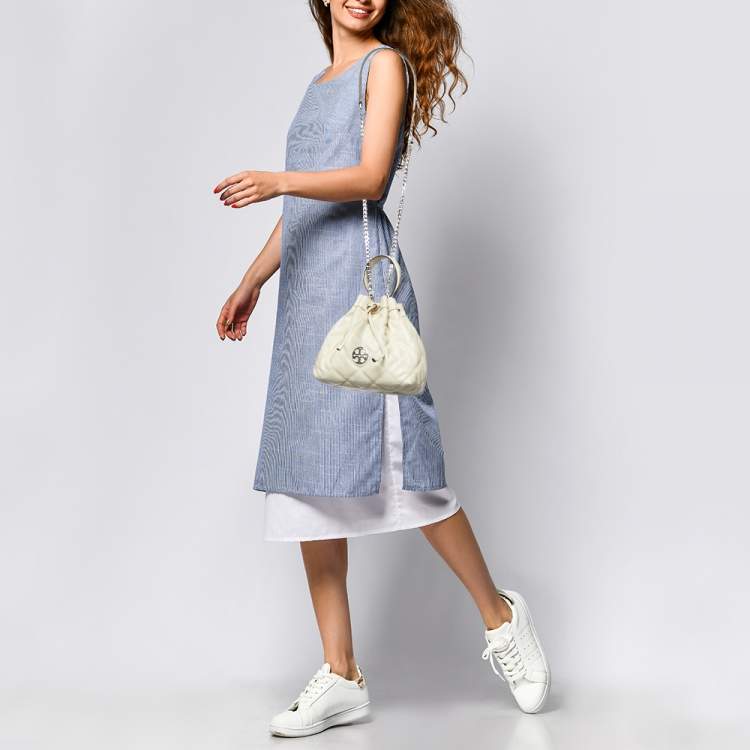 Tory Burch☆WILLA シーズン感とおしゃれ度アップ バケツ型 2WAY Tory Burch Cream Quilted Leather Willa Drawstring Bucket Bag