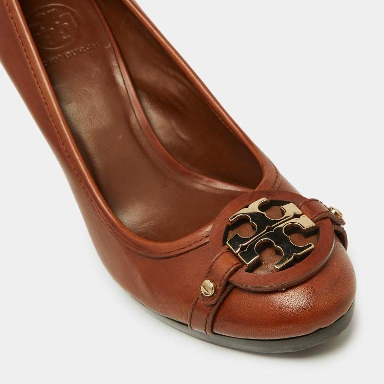Pre Owned Tory Burch Brown Leather Logo Detail Round Toe Pumps Size 40.5